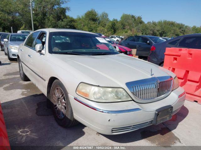  Salvage Lincoln Towncar