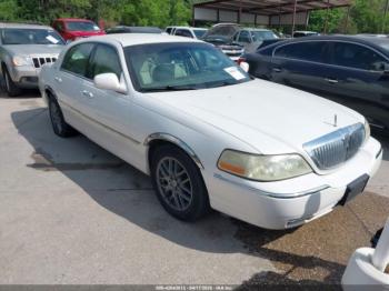  Salvage Lincoln Towncar