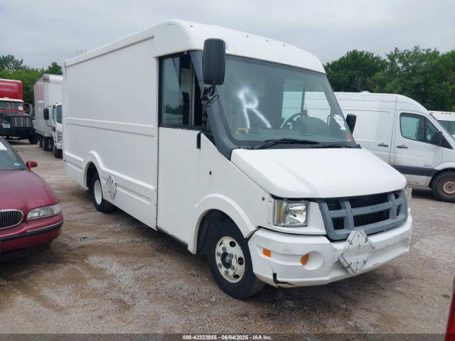  Salvage Isuzu Commercial Van