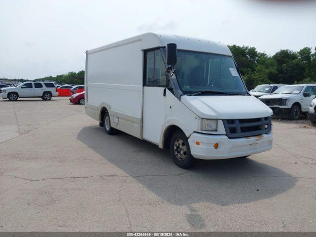  Salvage Isuzu Commercial Van