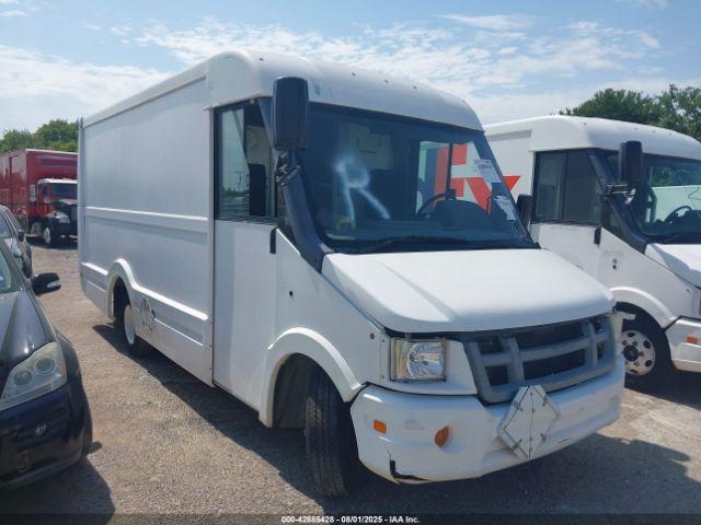  Salvage Isuzu Commercial Van