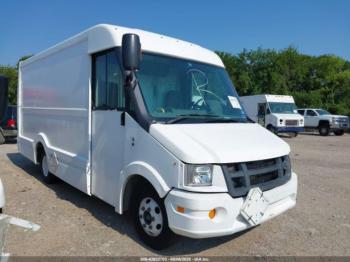  Salvage Isuzu Commercial Van