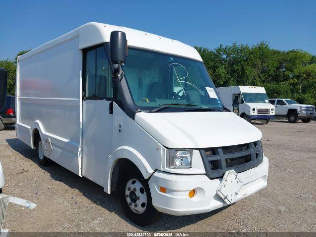  Salvage Isuzu Commercial Van