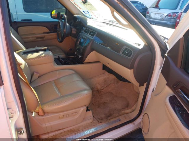 GMC Yukon Denali Image 4