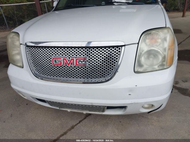 GMC Yukon Denali Image 5