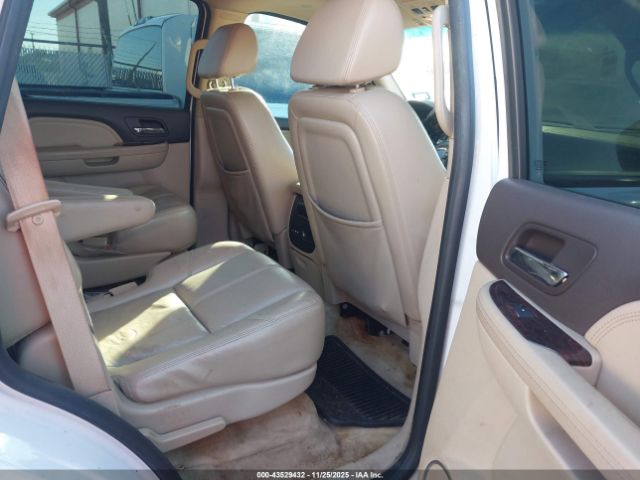 GMC Yukon Denali Image 8