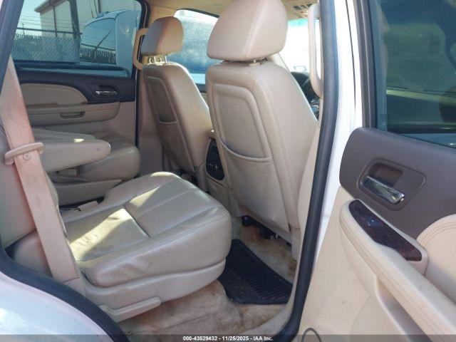 GMC Yukon Denali Image 8