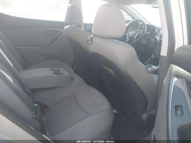 Hyundai ELANTRA Image 9