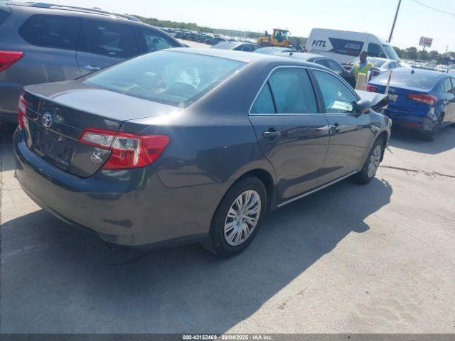 Toyota Camry Le Image 5