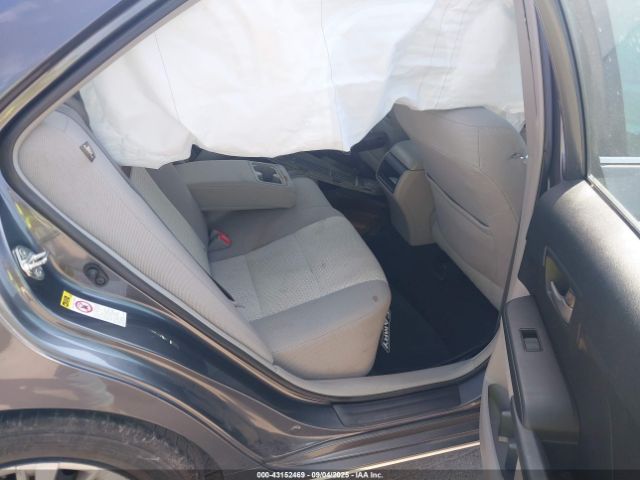 Toyota Camry Le Image 7