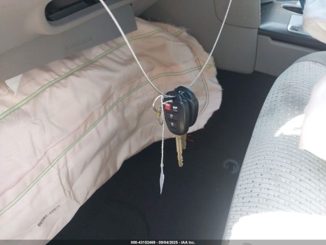 Toyota Camry Le Image 16