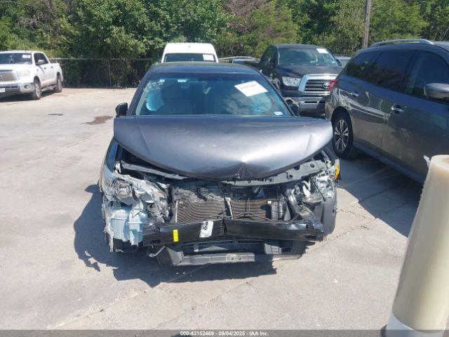 Toyota Camry Le Image 12