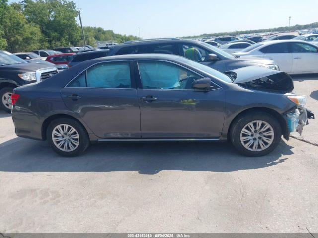 Toyota Camry Le Image 9