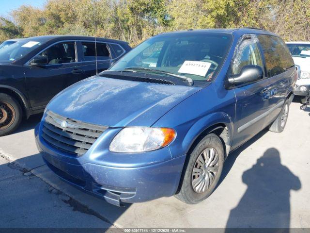 Chrysler Town & Country Image 4