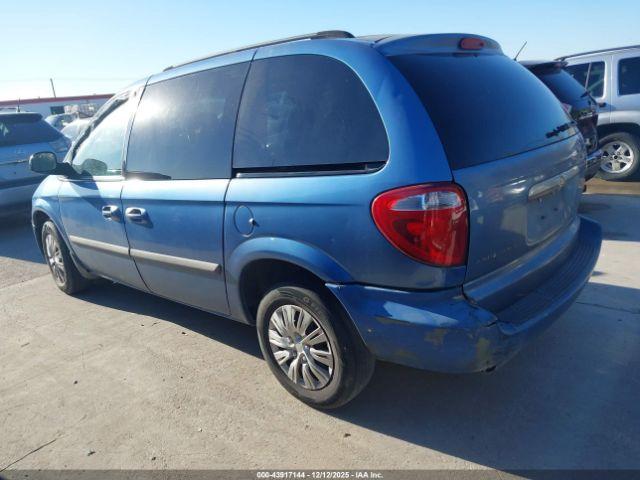 Chrysler Town & Country Image 2