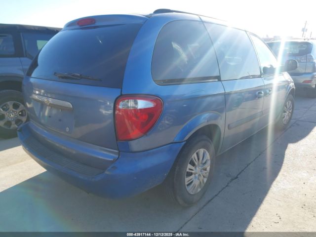 Chrysler Town & Country Image 3