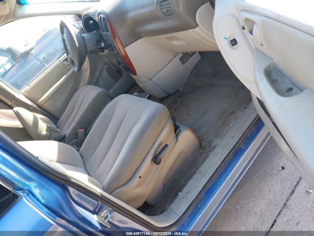 Chrysler Town & Country Image 5