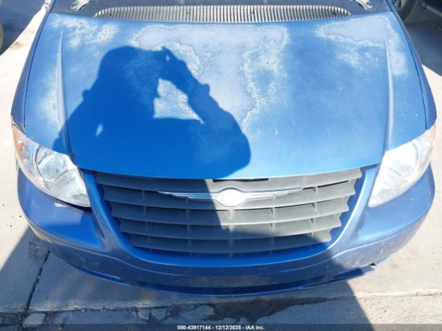 Chrysler Town & Country Image 8