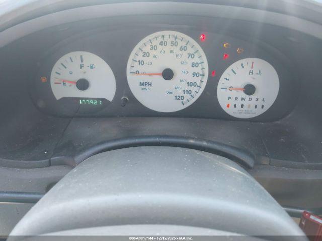 Chrysler Town & Country Image 11