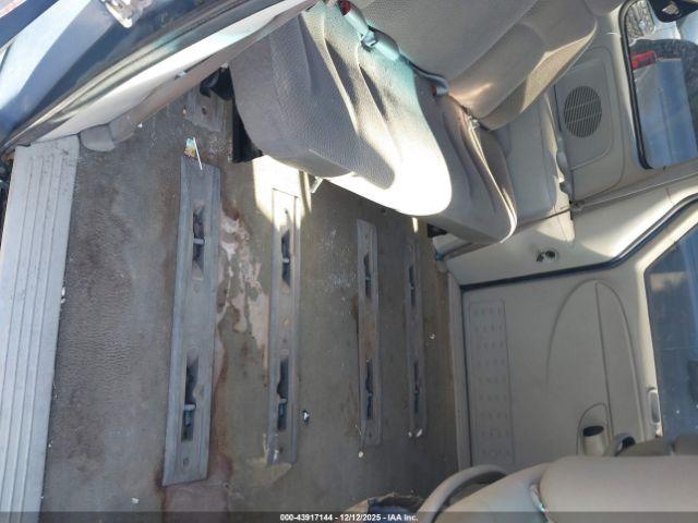 Chrysler Town & Country Image 9