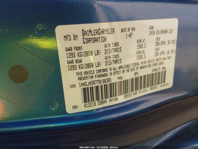 Chrysler Town & Country Image 7