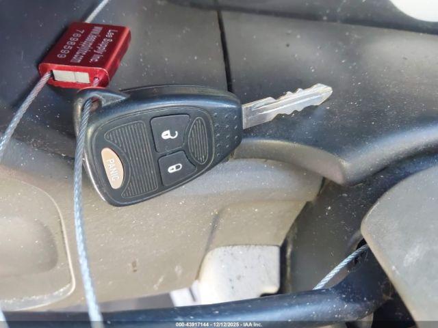 Chrysler Town & Country Image 10