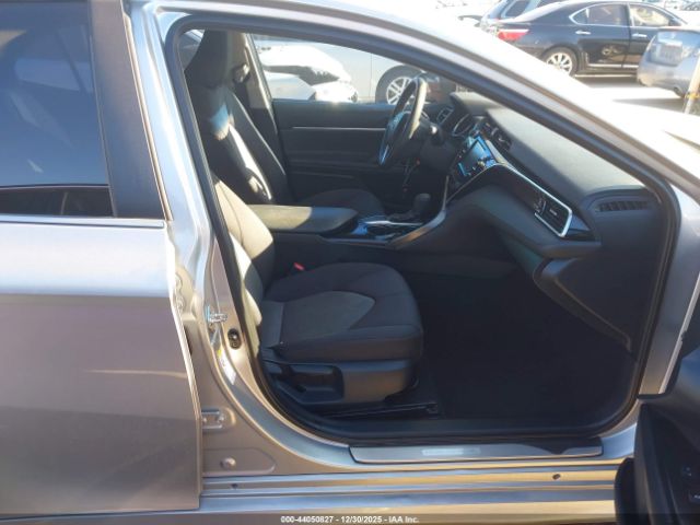 Toyota Camry Le Image 3