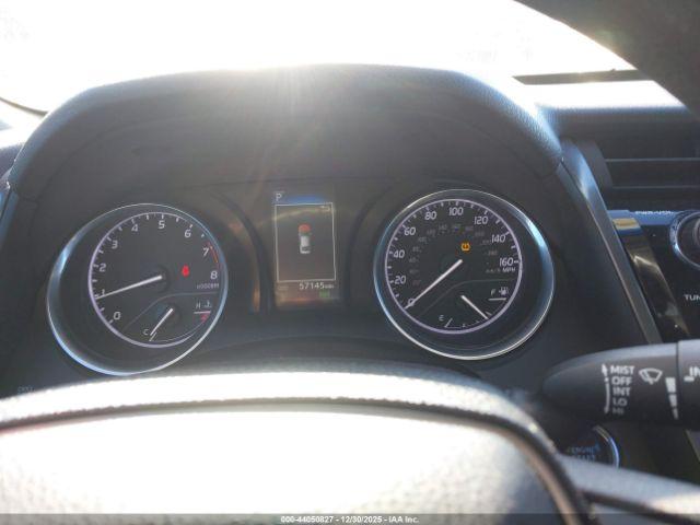 Toyota Camry Le Image 6