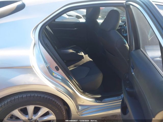 Toyota Camry Le Image 10