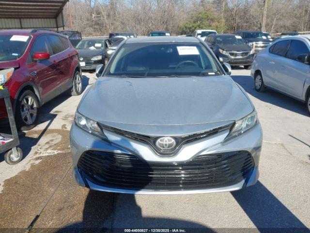 Toyota Camry Le Image 5