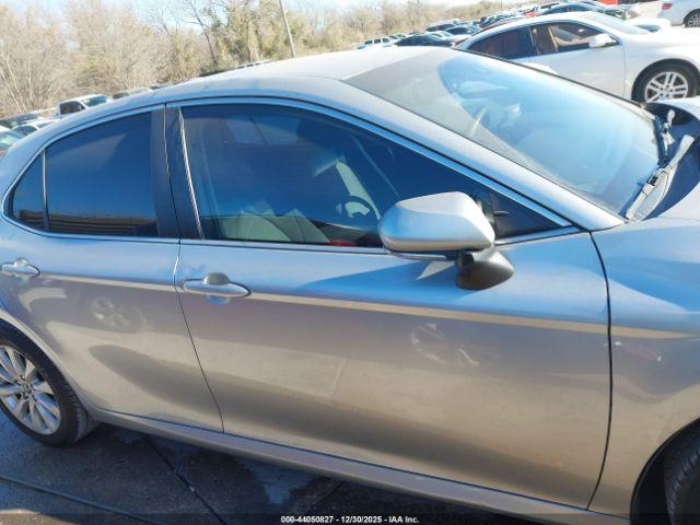 Toyota Camry Le Image 15