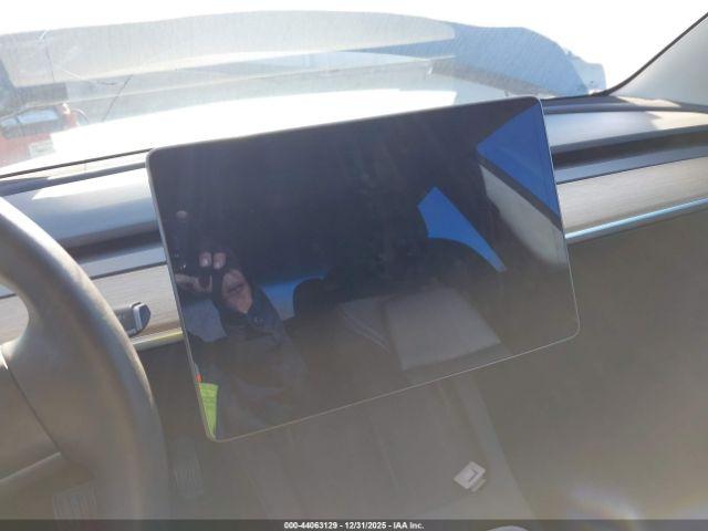 Tesla Model 3 Long Range Dual Motor All-wheel Drive Image 11