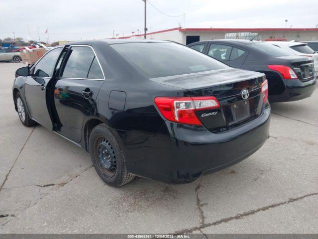 Toyota Camry Le Image 6