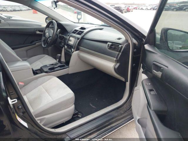 Toyota Camry Le Image 8