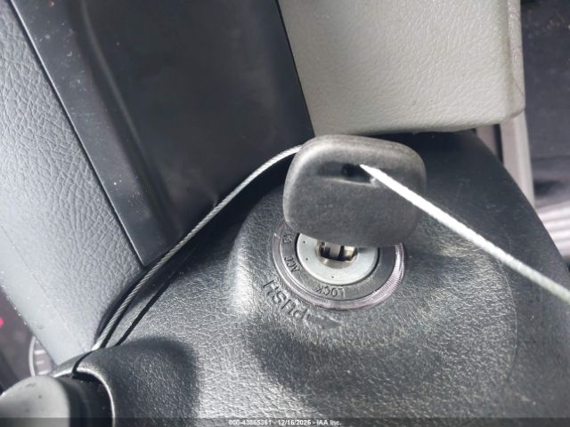 Toyota Camry Le Image 9