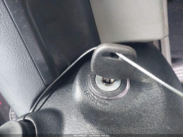 Toyota Camry Le Image 9