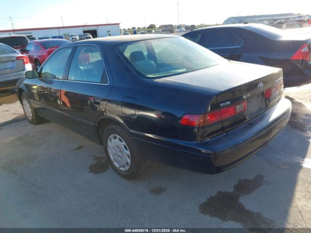 Toyota Camry Le Image 11