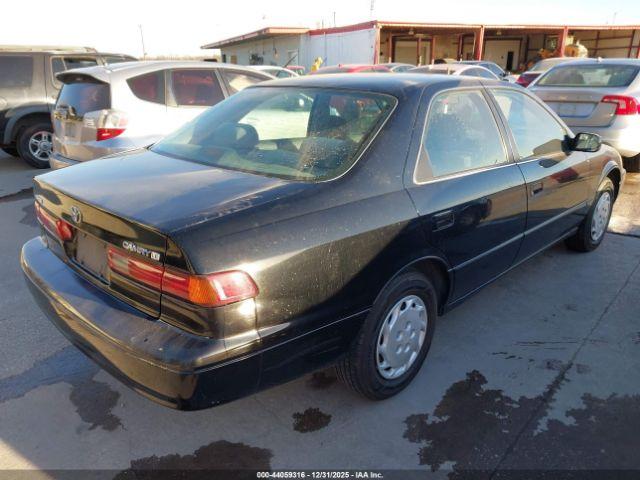 Toyota Camry Le Image 4