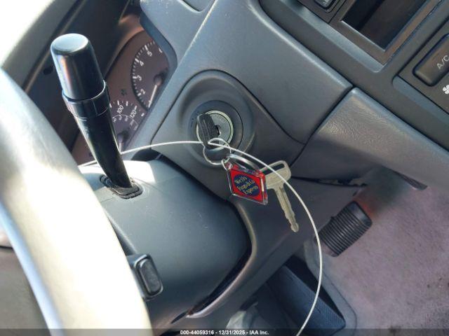 Toyota Camry Le Image 8