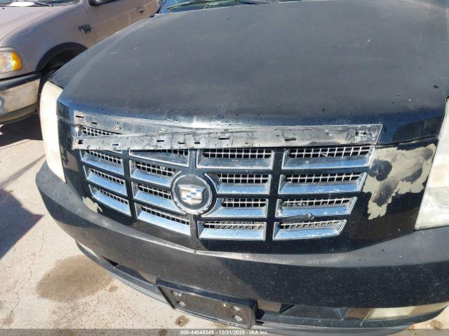 Cadillac Escalade Standard Image 7