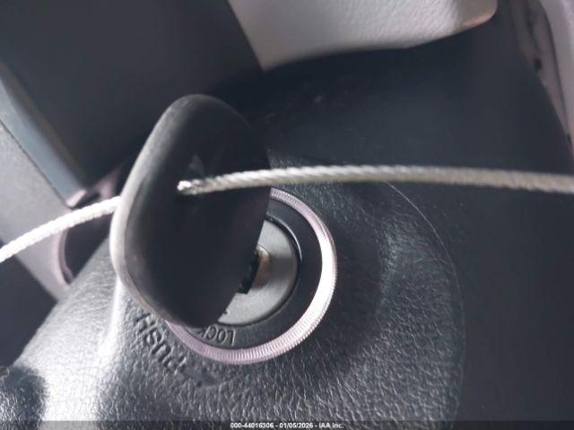 Toyota Camry Le Image 2