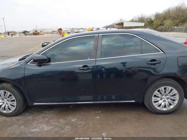 Toyota Camry Le Image 7