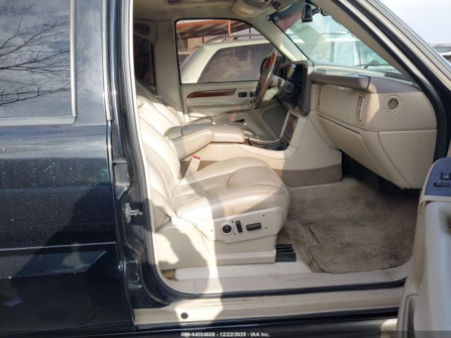 Cadillac Escalade Standard Image 3