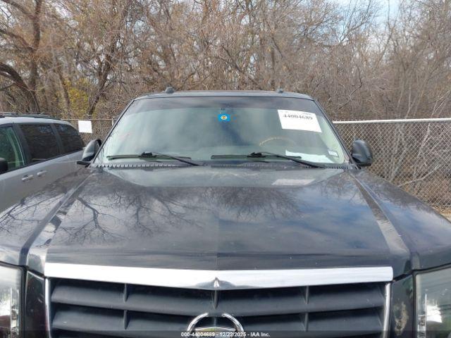 Cadillac Escalade Standard Image 4