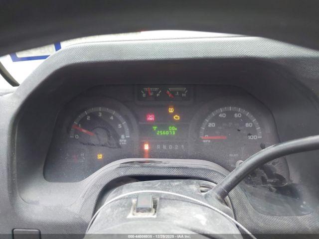 Ford E-150 Commercial Image 5