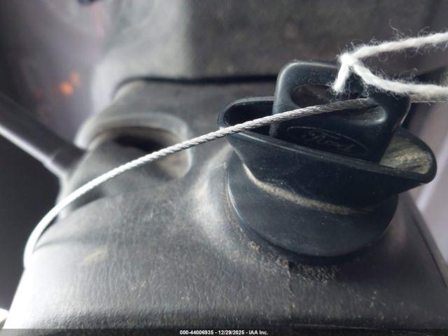 Ford E-150 Commercial Image 7