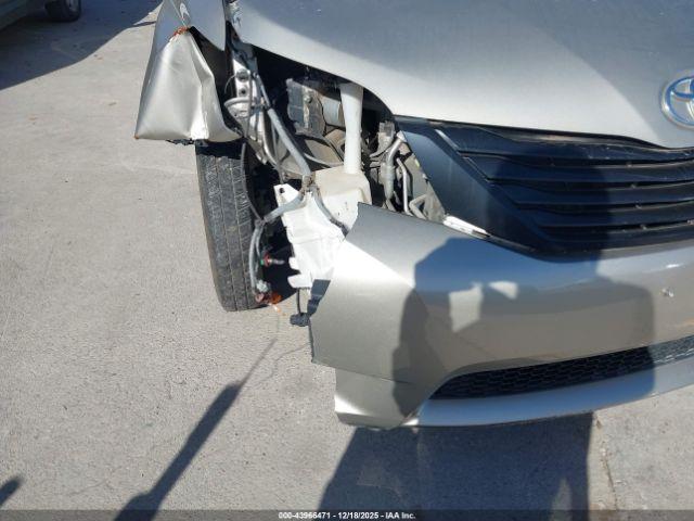 Toyota Sienna L 7 Passenger Image 13