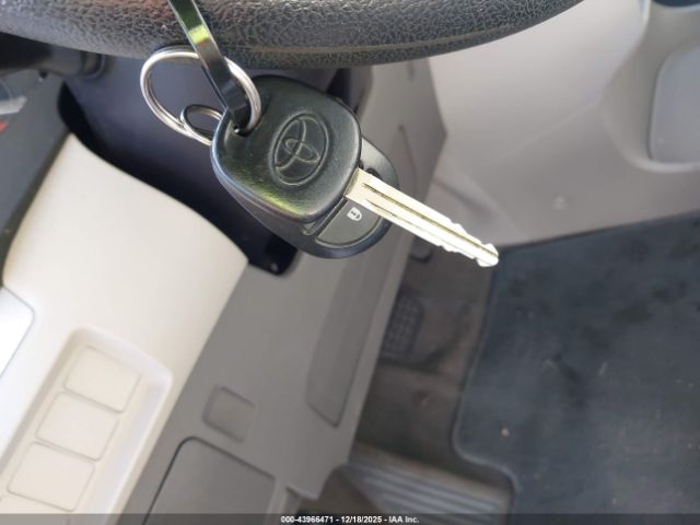 Toyota Sienna L 7 Passenger Image 3