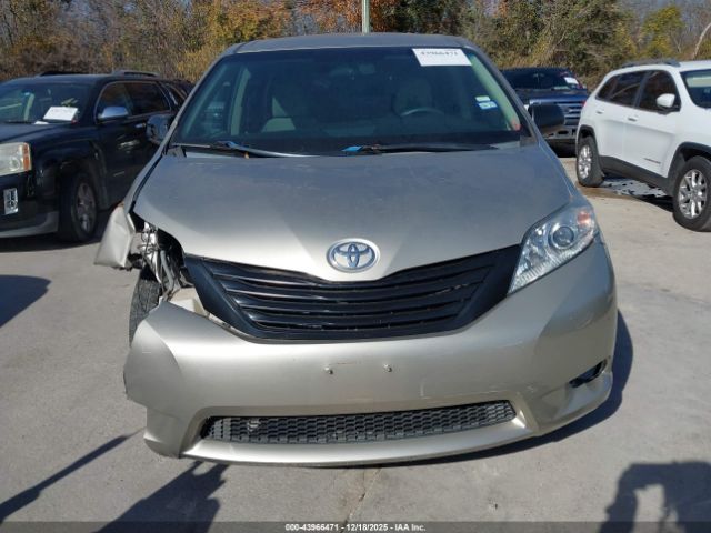 Toyota Sienna L 7 Passenger Image 10